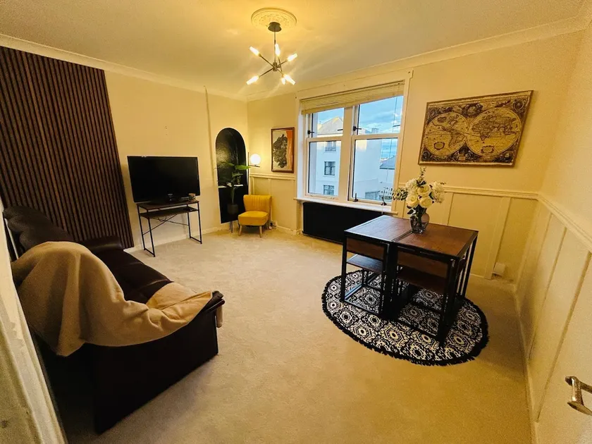 Stylish 2-Bedroom Modern Flat - Image 1