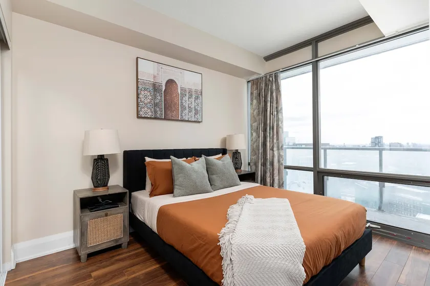 Elegant 2BDR 2BA Condo Near UofT Sofa Bed - Image 1
