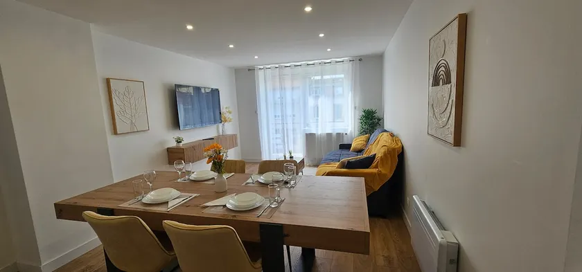 Luxury apartment with balcony - Image 1