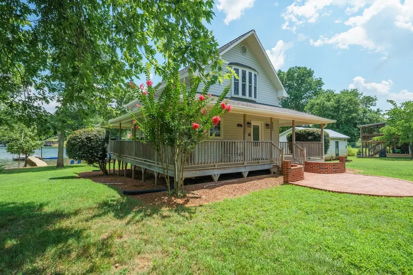Peaceful Lake Escape on Lookout Shoals - Image 1