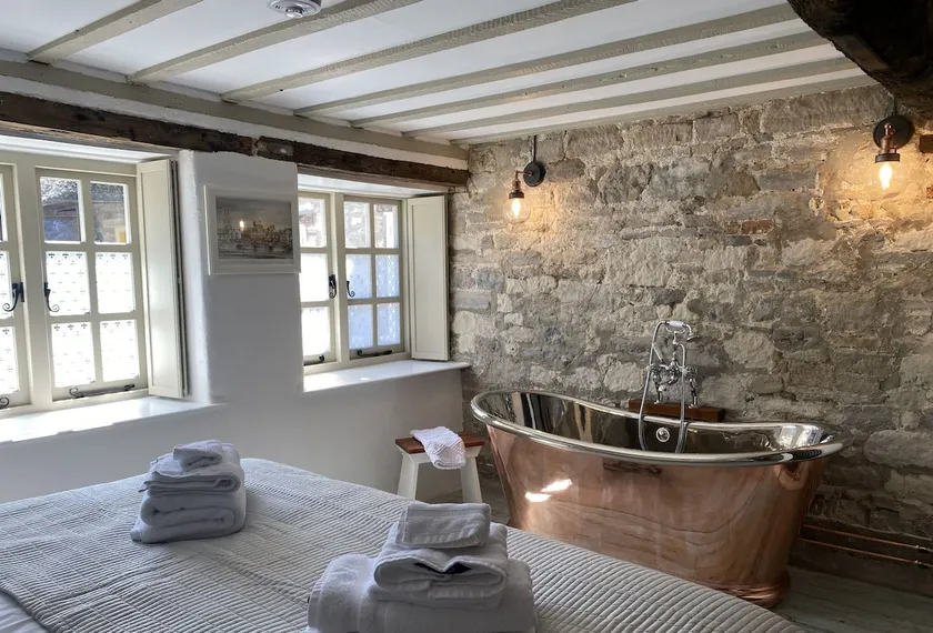Luxury Cottage with Copper Bath and Scenic Trails - Image 1