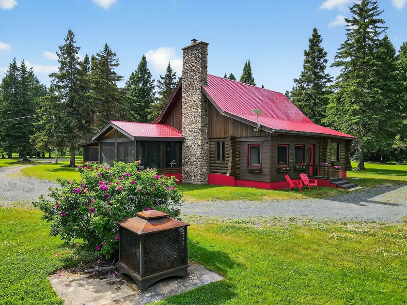 Nature lover, sleeps 8, waterfront, and hot tub - Image 1