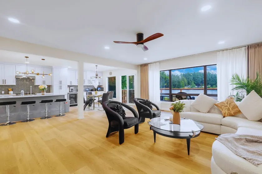 Charming Lakefront 6b3b with Panoramic Views - Image 1