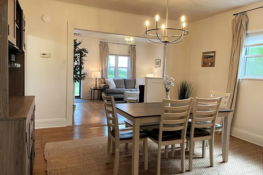 * Classy Cottage in Oak Hill * - Image 1