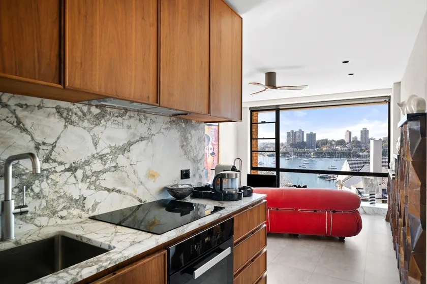 Art-Filled Apartment with Expansive Harbour Views - Image 1