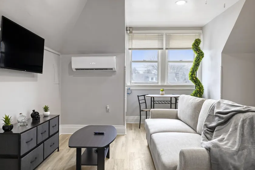 Exclusive 1BR Stay – 10 Mins to CMU - Image 1