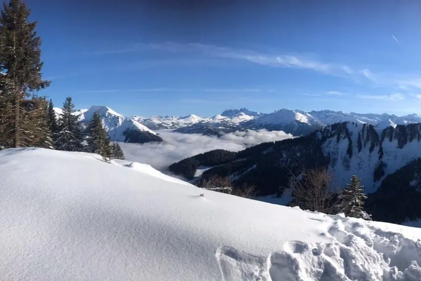 Comfy flat w/ ski piste views - Image 1