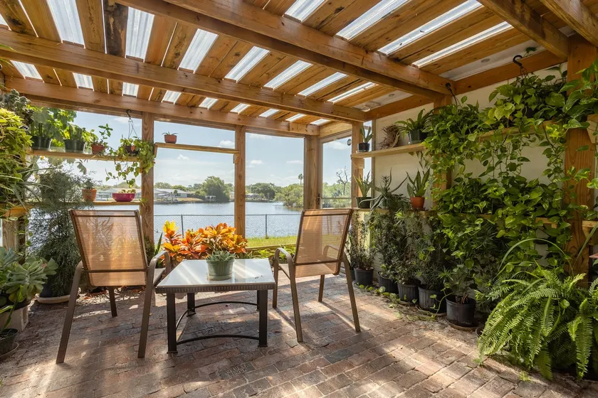 Riverside Home with Kayaks - Image 1