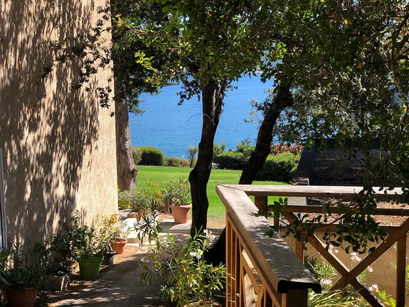 Shaded apartment with a wooden deck just a few meters from the ocean - Image 1