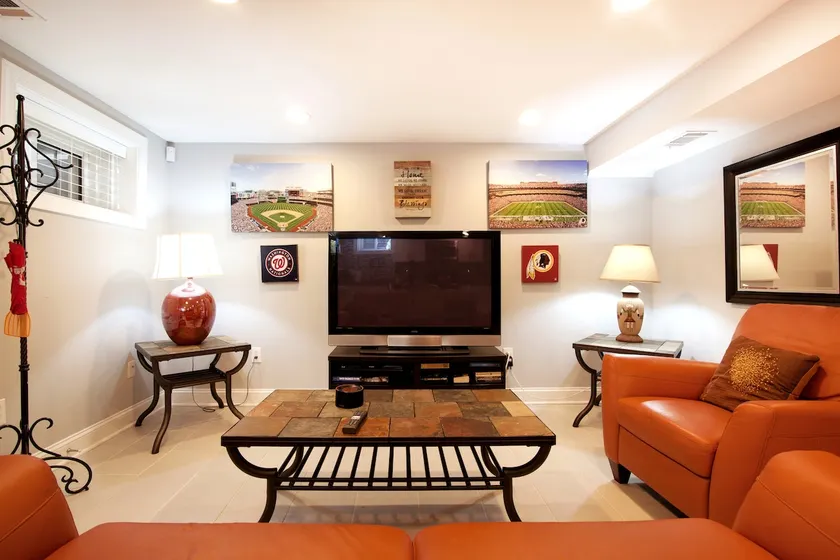 Super Clean - 2 bd/2 bth- English Basement - Image 1