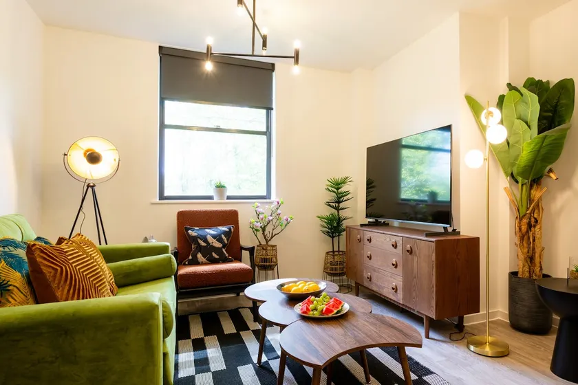 #57 Central Taunton 2BR APT - Sleeps 6 - 5 mins to Taunton Player Ready 2 - "Perfect For Contractors and Families - Free Parking" - Image 1