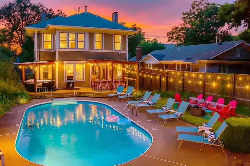 Luxury Retreat-Pool, Hot Tub & Games, BIG Groups - Image 1