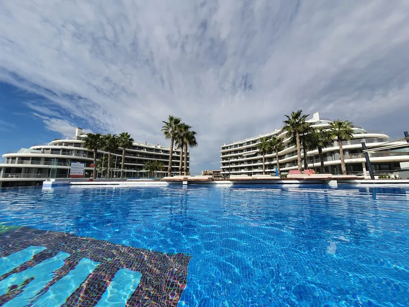 Luxurious apartment next to the sea - Image 1