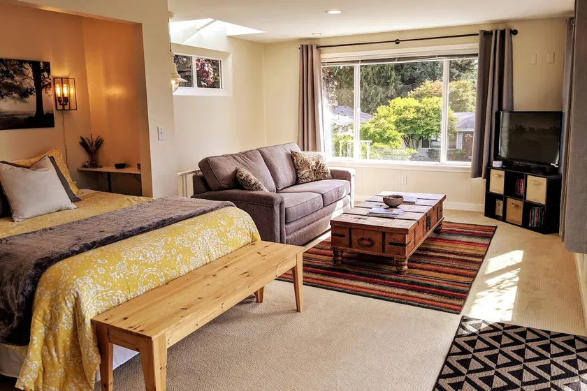 Colorful and Cozy Studio - Image 1