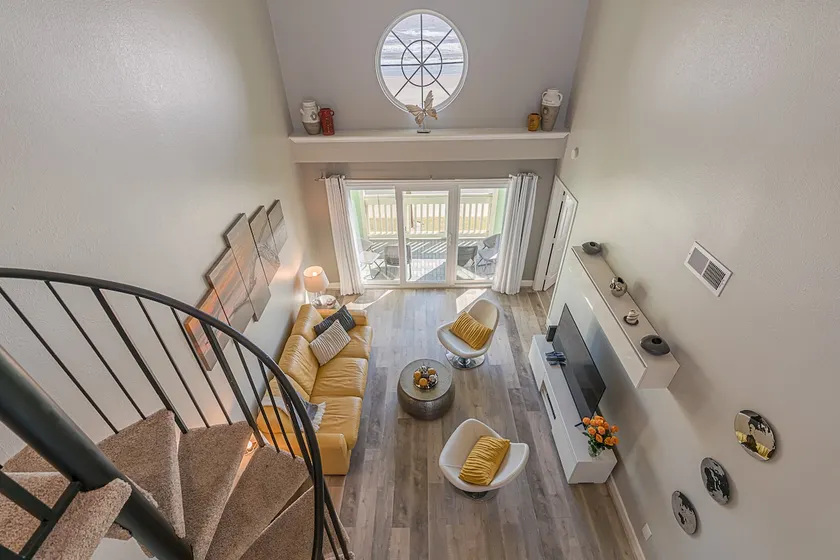 Two-story, beachfront loft - Image 1