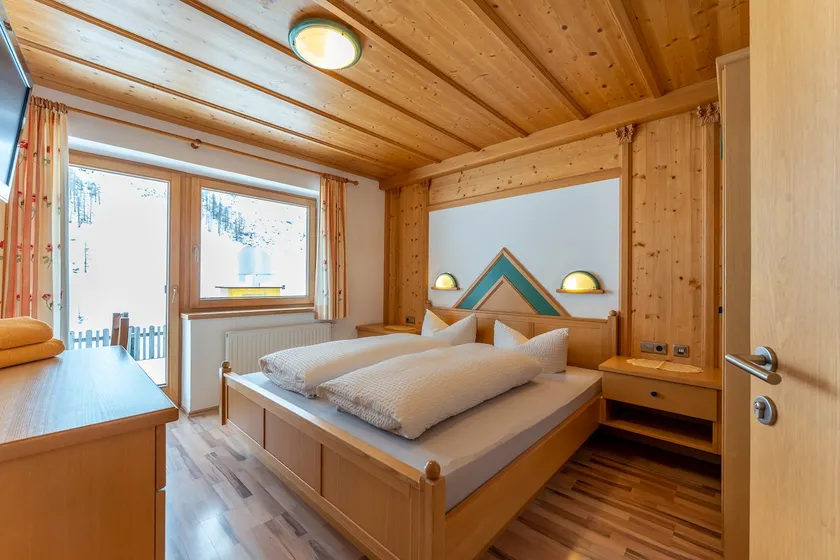 Apartment with glacier view and garden - Image 1