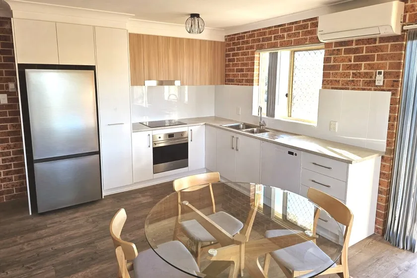 Bright & Breezy Top Floor Beach Apartment - Image 1