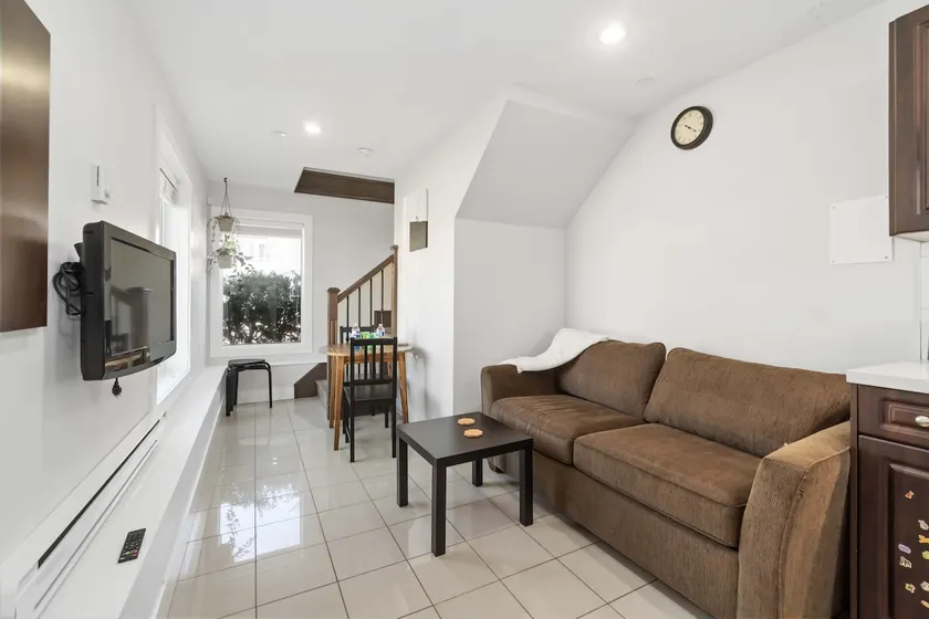 Chic 1BR Laneway Home in South Van - Image 1
