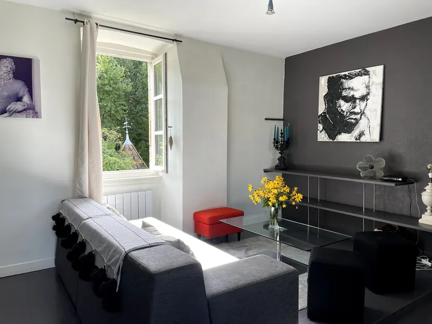 Apartment surrounded by nature - Image 1