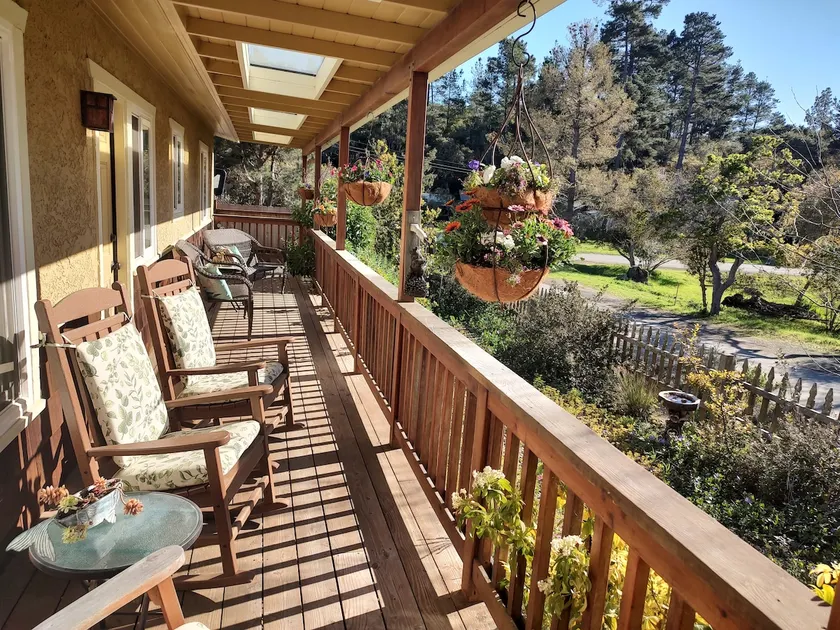Single level. King beds. Fenced yard. Hot tub. - Image 1