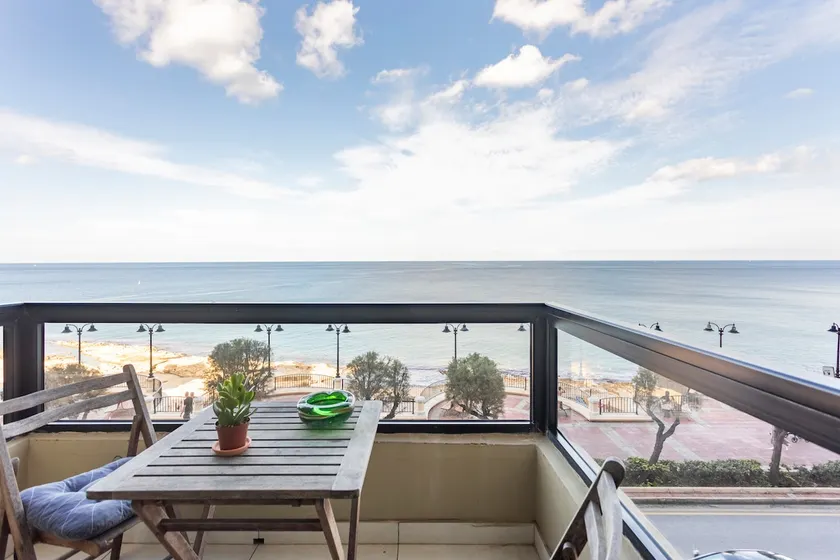 Stunning, modern 3 bedroom seafront apartment - Image 1