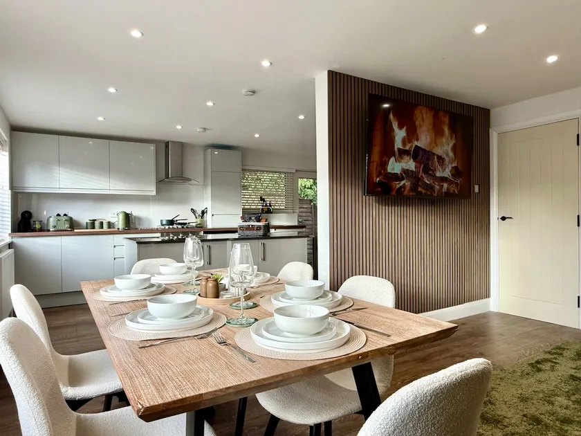 Big Bungalow Retreat w Bar & Games Room - Sleeps 8 - Image 1
