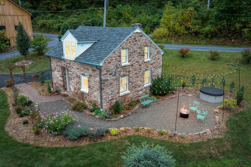 Cozy Cottage •HOT TUB • FIRE PIT• Peaceful Getaway - Image 1