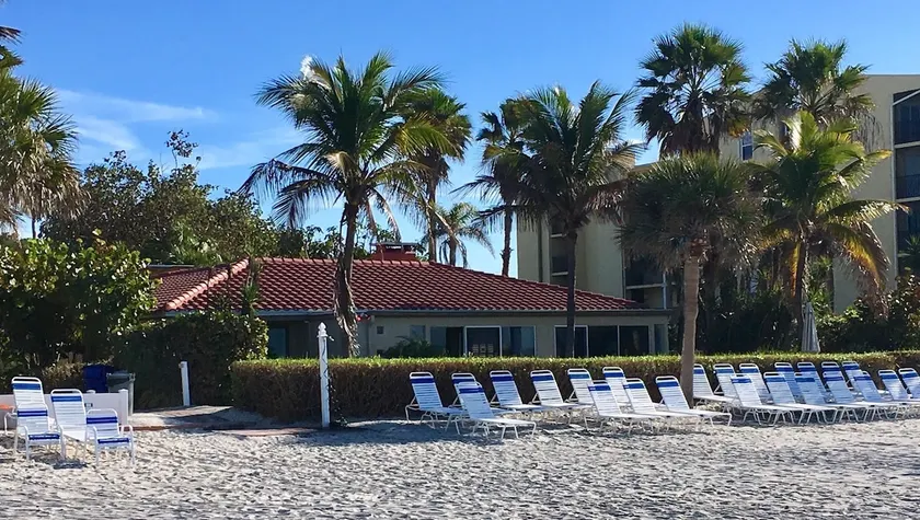 Zilli Villa, a 2,000 sf home right on the beach. - Image 1