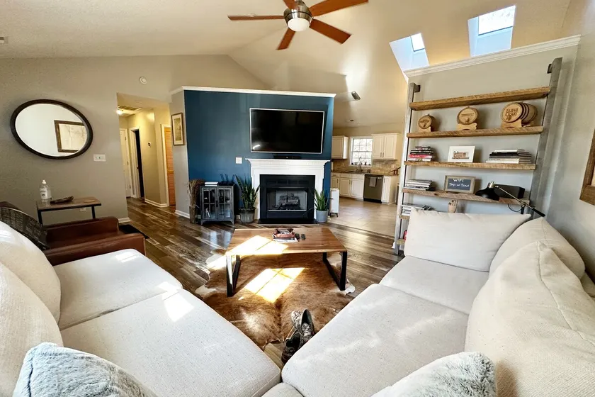 Bright & Open Home. Near HPU and Furniture Market - Image 1