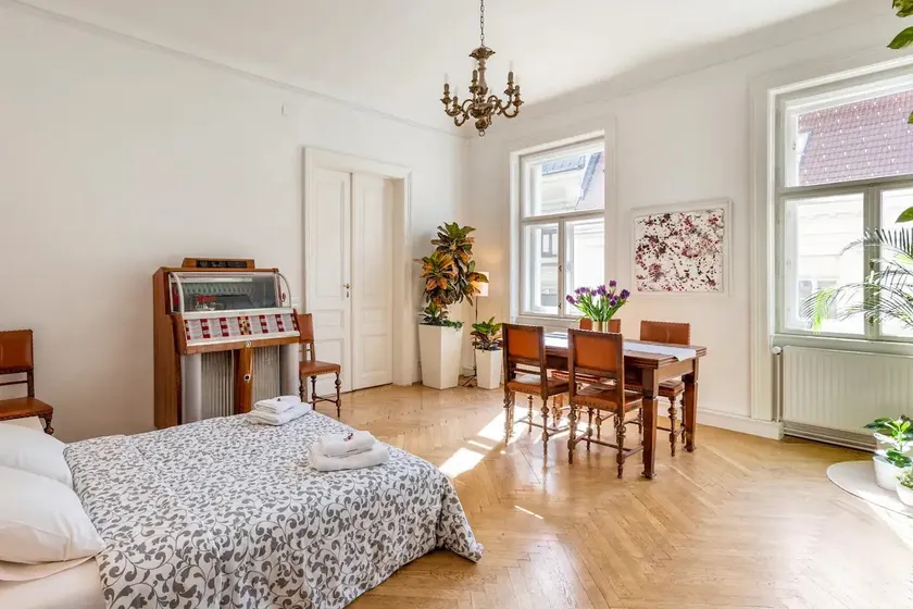 City centre! Two bedroom 85m2 apartment. - Image 1