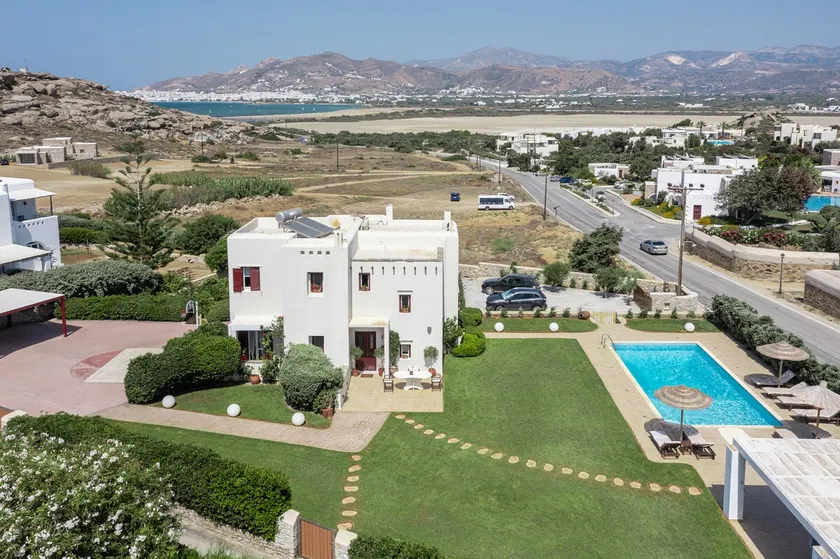 Beautiful 4-bed House With Private Pool in Naxos - Image 1