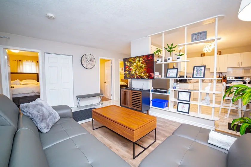 MODERN 3 BED CONDO NEAR ARGYLE MALL+ FREE PARKING - Image 1