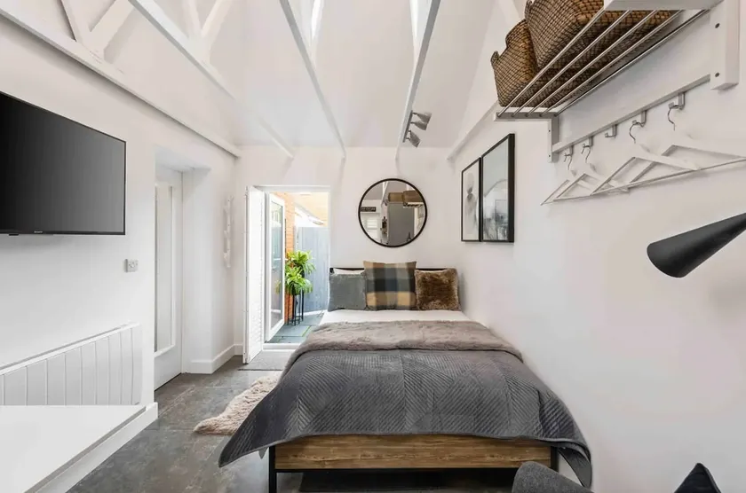 Cozy studio in Redhill with parking on premises - Image 1