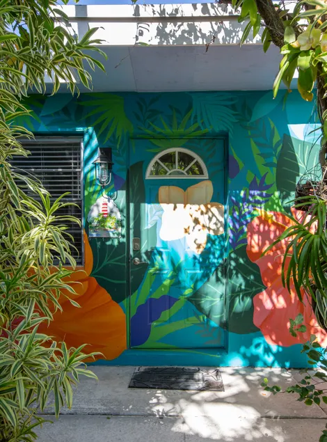 Secluded Cottage Close to shops & beach w/ Hot Tub - Image 1