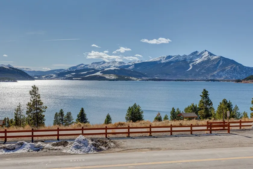 Penthouse Privacy-Stunning Lakefront Views NO PETS - Image 1