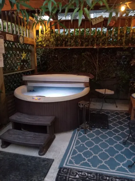 Venus Apartment 6th Ave *Hot Tub* Relaxing - Image 1