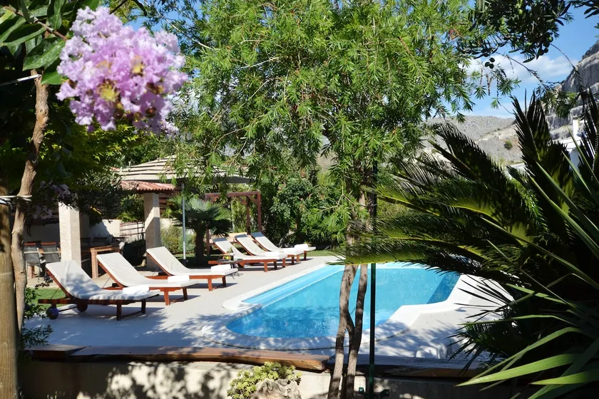 Green Oasis Villa: Heated Pool, Playground & BBQ - Image 1