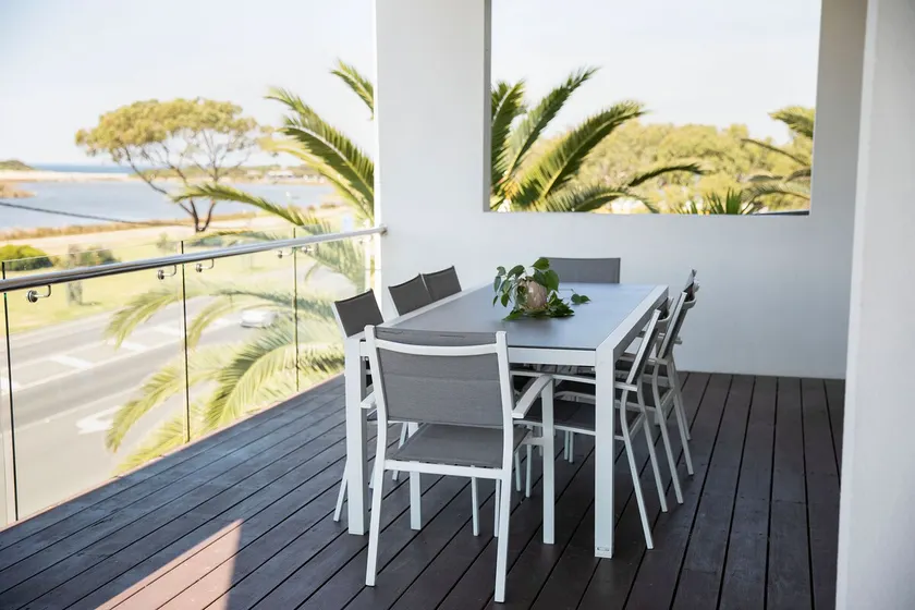 Waterfront Apartment at Luxury Anglesea Hotel - Image 1