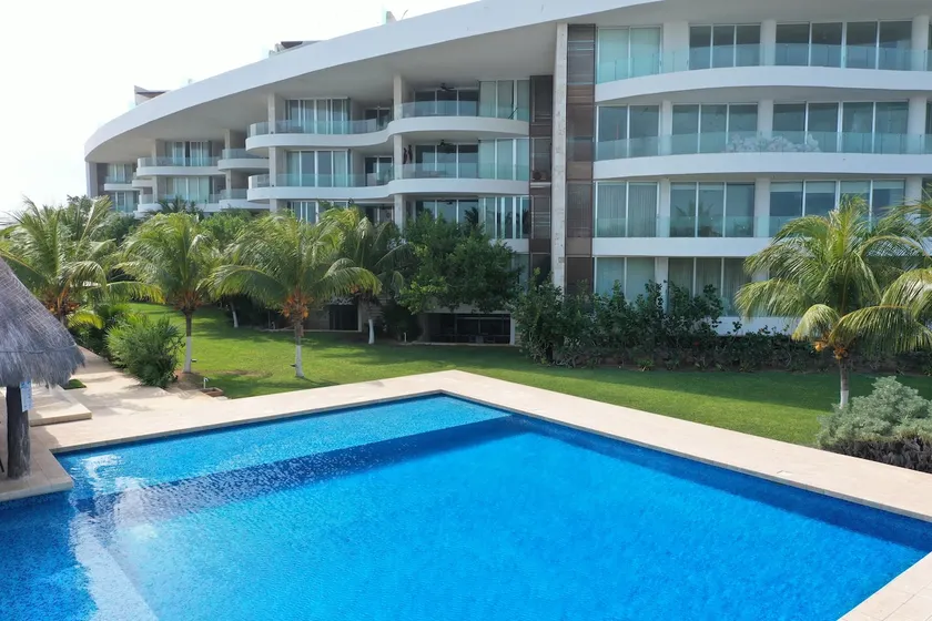 CORAL BLU Gorgeous Beachfront Condo for Family - Image 1