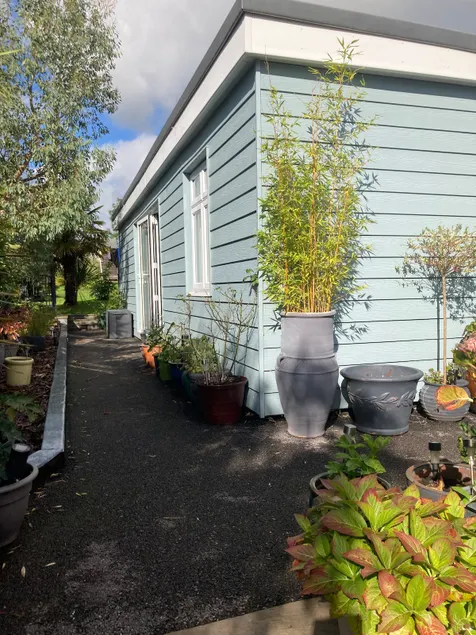 Appartment in garden of family home - Image 1