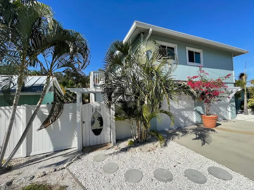 Hales Corner, Cozy & Private Beach Town Getaway - Image 1
