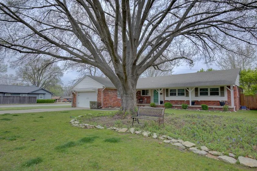 Pet Friendly & Close to Expo! Holiday Hills Home - Image 1