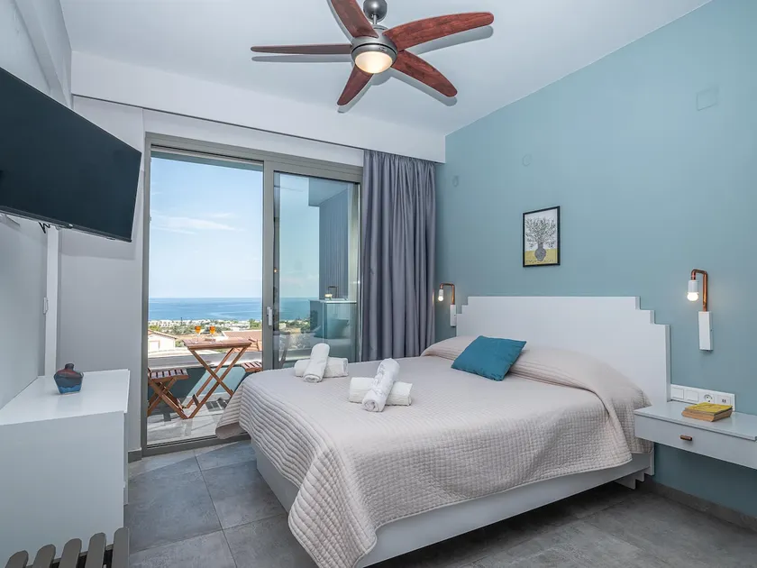 SEA VIEWS, POOL, HOMEY - Image 1