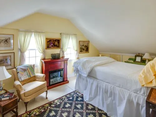 Intown Camden, 2 bedroom, 2nd floor, own entrance - Image 1