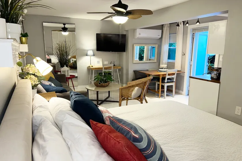 Relaxing studio with patio- Free parking & laundry - Image 1