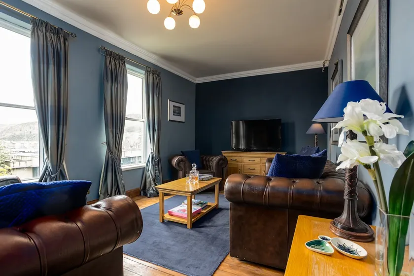 2BD Historic Home in Heart of Edinburgh - Image 1