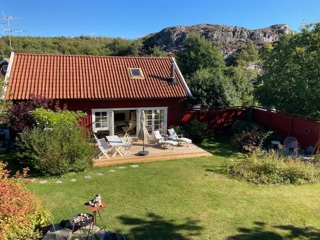 Summer house in lush garden close to the sea - Image 1