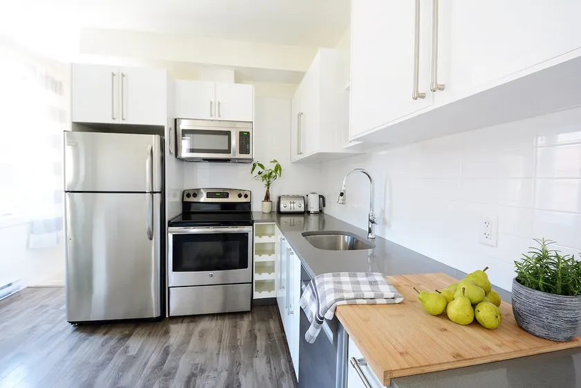 Glebe suite on Monk with small parking spot - Image 1