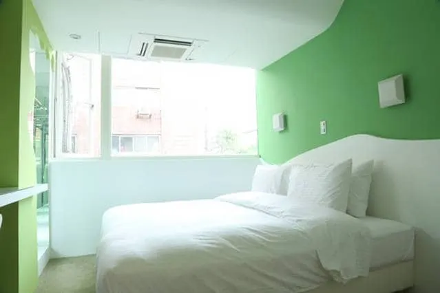 Near MRT 3 Minutes by walk 44D1/ Double bed/一張大床 - Image 1