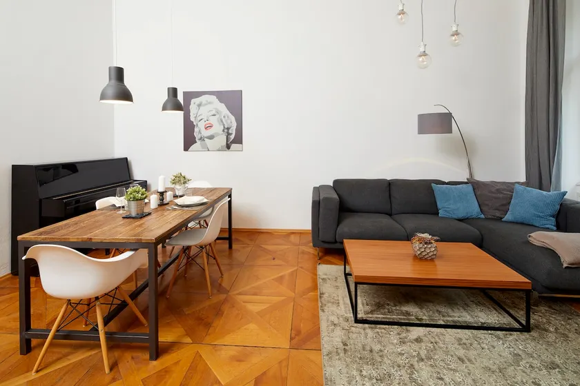 Central, charming “4-person apartment in an old building” - Image 1